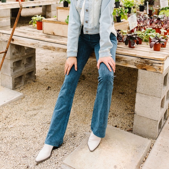 Mineral Wash Yoga Pants in Teal - Picture 5 of 8